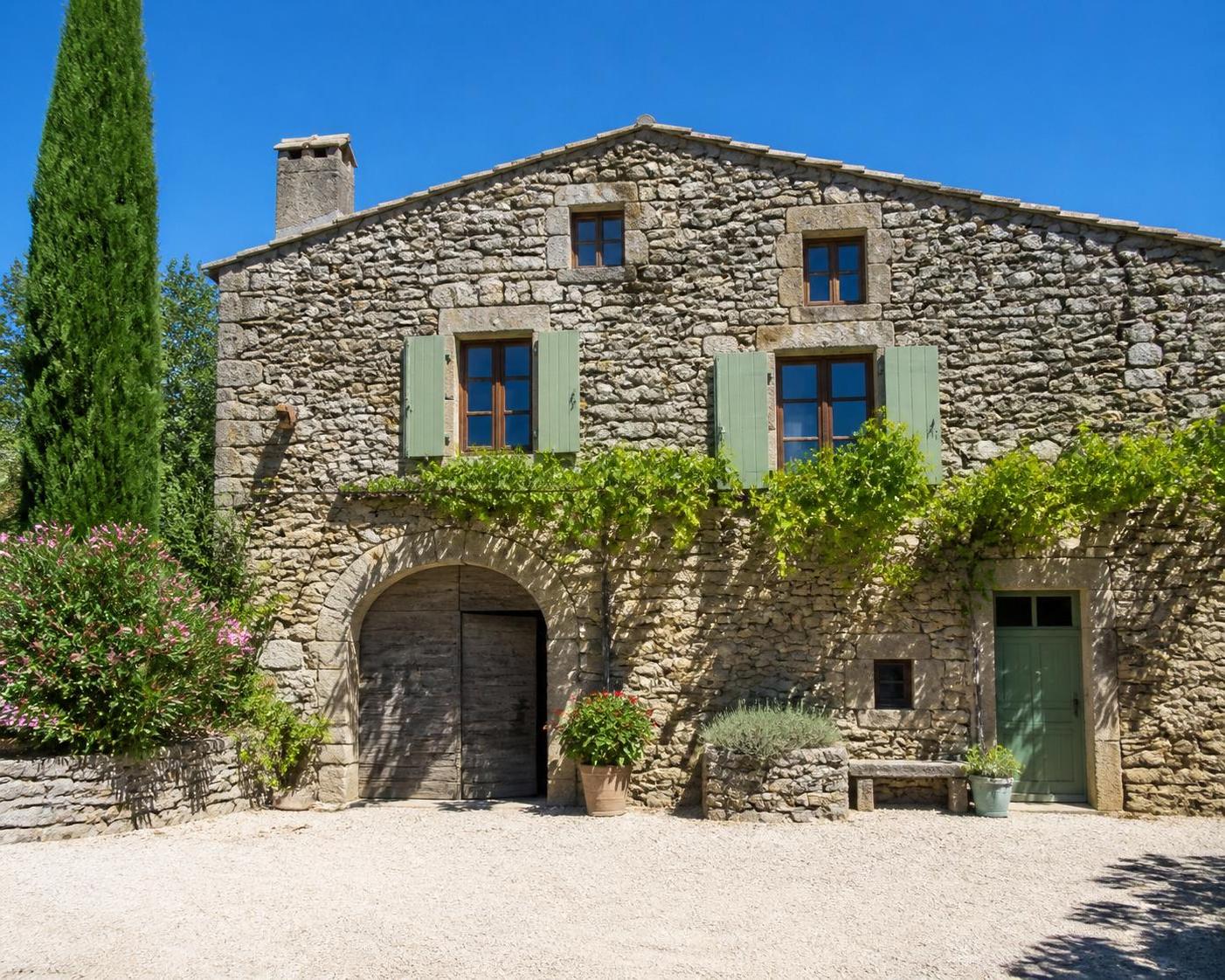 découvrez nos conseils pratiques pour réussir la rénovation de votre maison en ardèche, de l'évaluation du bien à la réalisation des travaux.